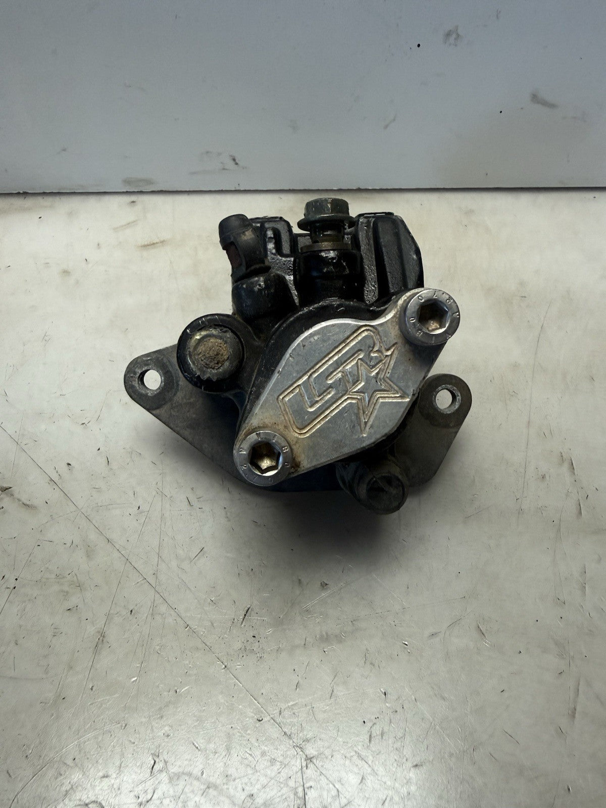 2004-2005 YFZ 450 YFZ450 REAR BRAKE CALIPER W/ BLOCK OFF PLATE 5TG-2580W-00-00
