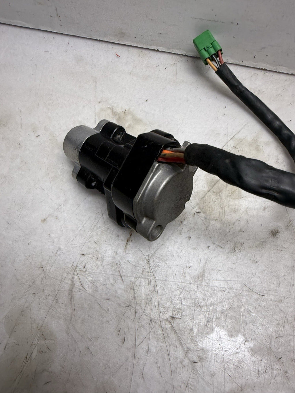2001 Suzuki GSX600F Ignition Gas Tank Seat Lock Set. *BROKE KEY*