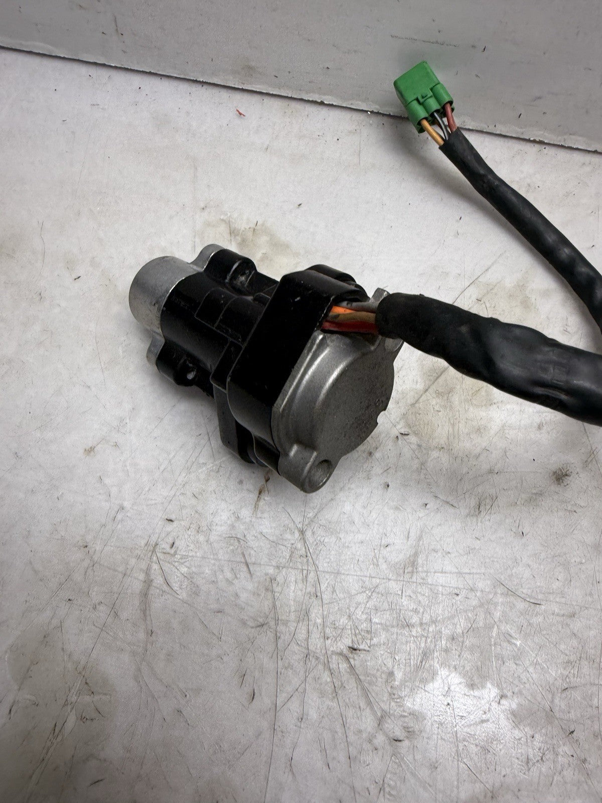 2001 Suzuki GSX600F Ignition Gas Tank Seat Lock Set. *BROKE KEY*