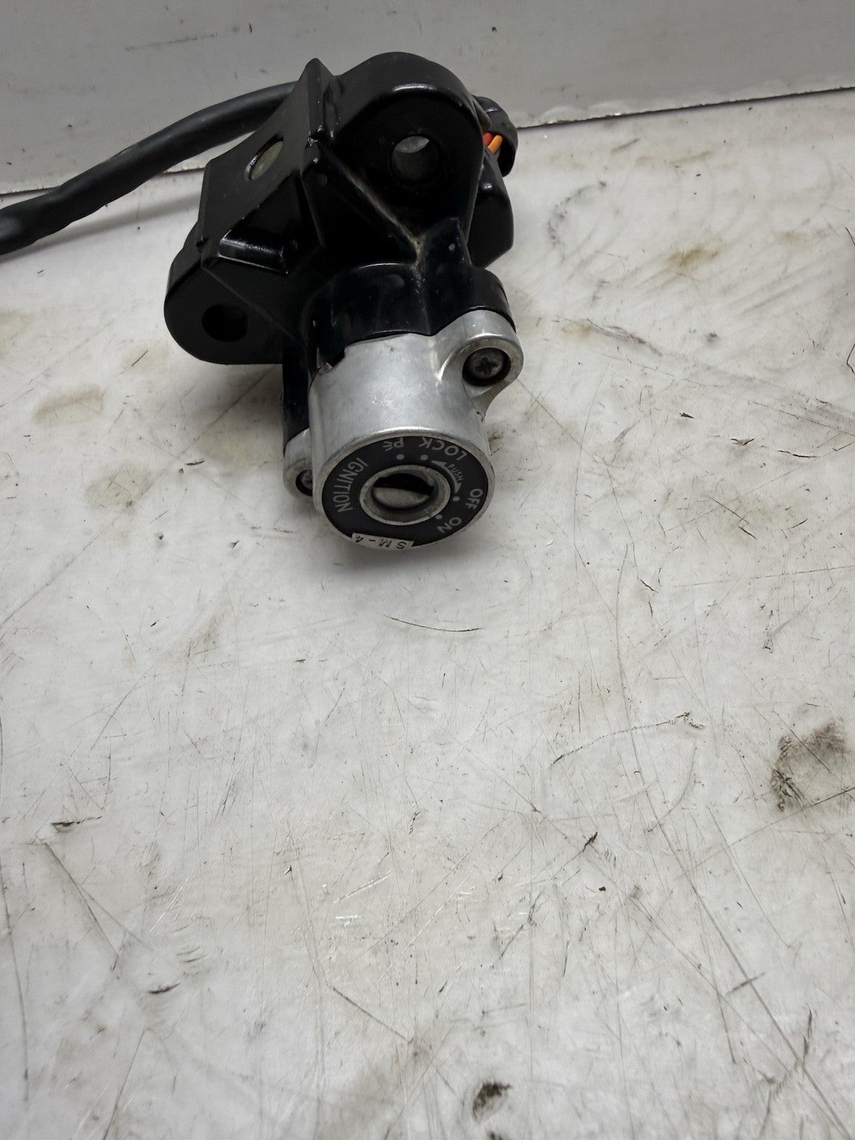 2001 Suzuki GSX600F Ignition Gas Tank Seat Lock Set. *BROKE KEY*