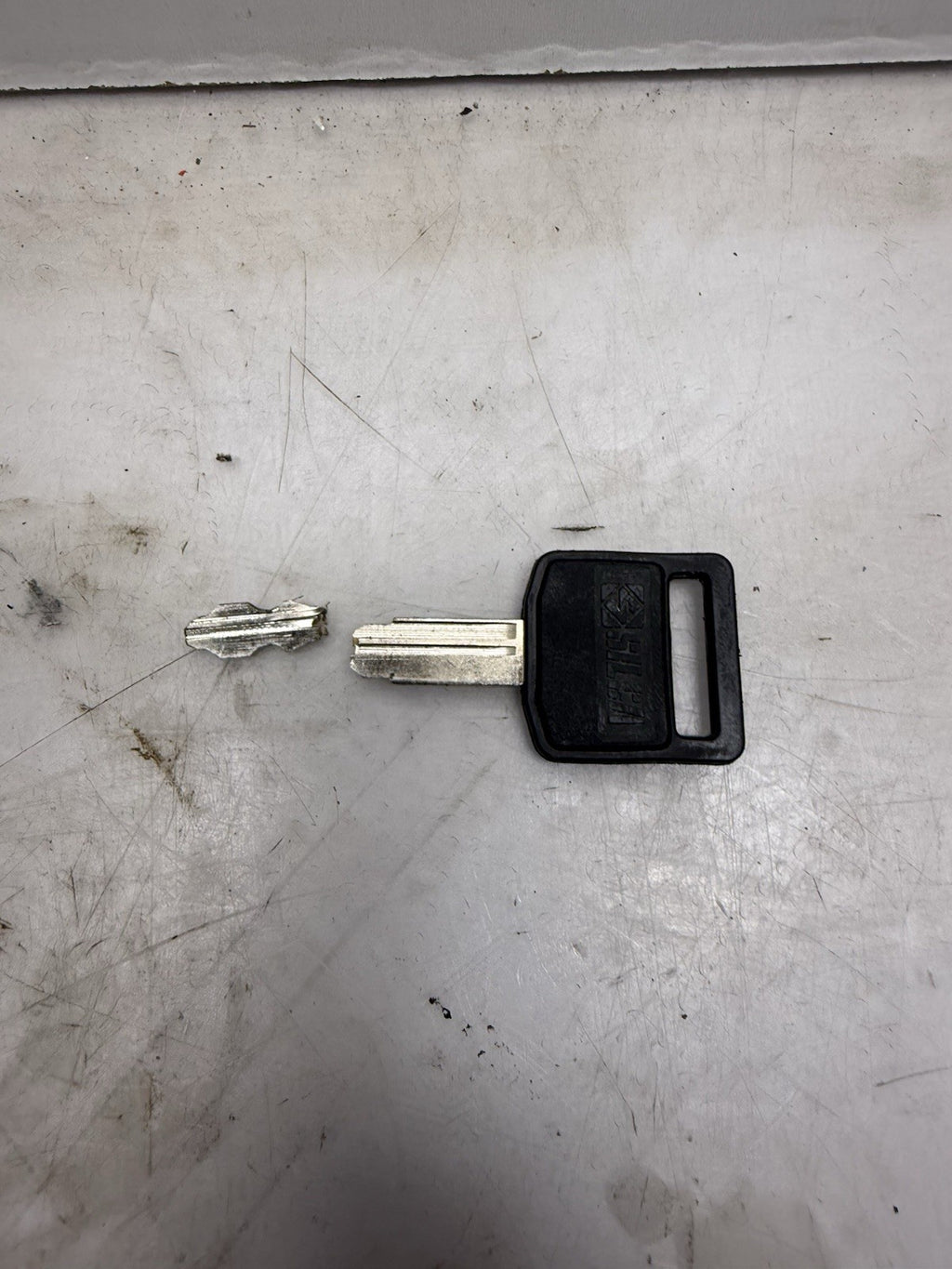 2001 Suzuki GSX600F Ignition Gas Tank Seat Lock Set. *BROKE KEY*