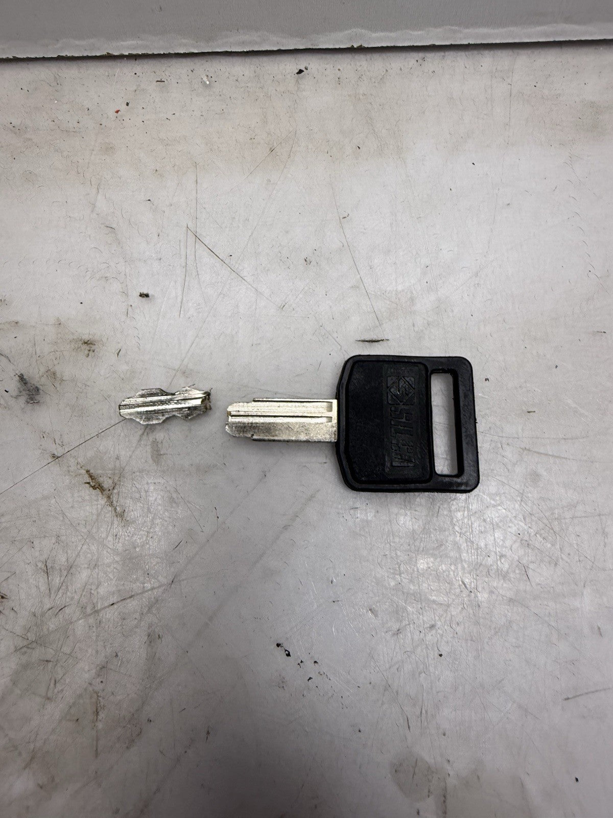2001 Suzuki GSX600F Ignition Gas Tank Seat Lock Set. *BROKE KEY*