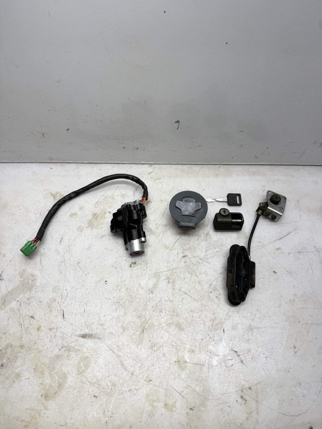 2001 Suzuki GSX600F Ignition Gas Tank Seat Lock Set. *BROKE KEY*