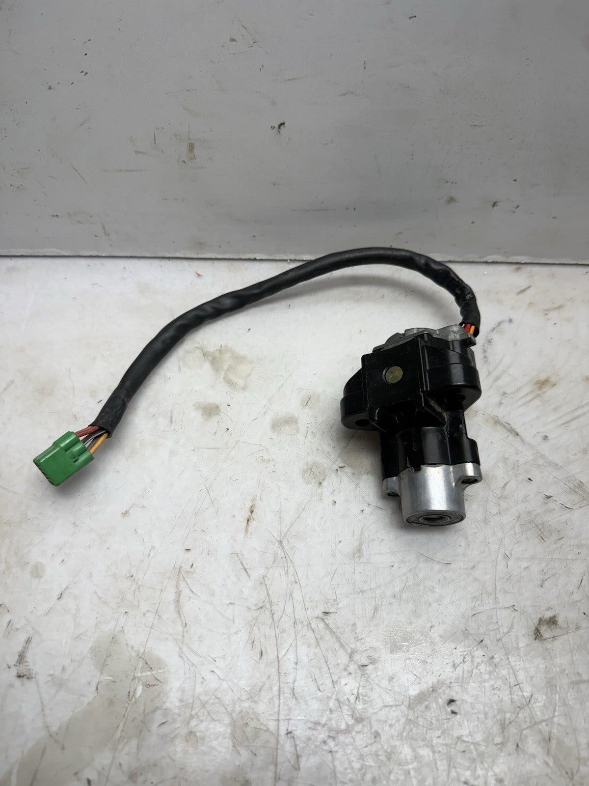 2001 Suzuki GSX600F Ignition Gas Tank Seat Lock Set. *BROKE KEY*